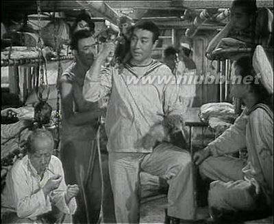 五十年代拍攝的兩部民國海軍艦艇起義電影（1）《?；辍?><br /><br /><br /><br /></p><p><strong>上世紀(jì)五十年代，中國電影界拍攝了兩部以解放戰(zhàn)爭末期國民黨海軍艦艇起義為題材的電影《?；辍泛汀堕L虹號起義》。這兩部電影都有眾多名家參加編演，也都具有較高的藝術(shù)水準(zhǔn)，尤其是《?；辍犯鼮槌錾?，給觀眾留下了深刻的印象。此處轉(zhuǎn)貼的這篇文章，詳細(xì)評介了電影《海魂》，可供讀者欣賞。</strong></p><p><strong>《?；辏弘y忘的英雄壯舉》</strong></p><p><strong>上世紀(jì)五十六十年代，新中國的影視舞臺上集中出現(xiàn)了一批海軍題材的電影，這些帶著清新的大海氣息，洋灑著海洋氣勢和韻律的光影作品，幾乎部部都是膾炙人口的佳作，給中國電影寶庫添上了濃墨重彩的一筆這個(gè)時(shí)期的新中國海軍題材電影，故事內(nèi)容大都是表現(xiàn)當(dāng)時(shí)如火如荼的東南沿海海上作戰(zhàn)，然而，在眾多背景相似的海軍影片之中，卻有一部顯得格外的特別和與眾不同，那就是《?；辍贰?br /><br />　　長江口的風(fēng)暴</strong><strong><br /><br />　　1949年9月27日，新華社自南京對外播發(fā)了一條重要新聞?wù)叫济駠＼姾７赖谝慌炾?duì)的旗艦“長治”號爆發(fā)武裝起義，已經(jīng)加入人民海軍，這是繼“重慶”之后，又一艘成功起義的民國海軍大型軍艦。<br /><br />　　“長治”艦，原名“宇治”，是二次大戰(zhàn)期間日本海軍在華的一艘著名軍艦日本發(fā)動侵華戰(zhàn)爭后，憑借強(qiáng)大的?？諆?yōu)勢，很快控制了中國沿海海域，當(dāng)侵略行動逐漸向中國內(nèi)地蔓延時(shí)，為了對付退入長江作戰(zhàn)的中國海軍，以及在內(nèi)河配合日本陸軍作戰(zhàn)，日本海軍開始向中國大量派遣淺水炮艦“宇治”正是這一歷史背景下誕生的產(chǎn)物，屬于“橋立”級，該級軍艦的規(guī)模較當(dāng)時(shí)投用在中國的大部分日本炮艦都大，設(shè)計(jì)當(dāng)初的目標(biāo)是用這類軍艦擔(dān)當(dāng)長江炮艦艦隊(duì)的領(lǐng)隊(duì)艦或旗艦“宇治”艦由大阪鐵工廠的櫻島造船所承建，1941年4月30日完工，隨即就被派遣到中國，負(fù)責(zé)長江江面的巡防。</strong><strong>　　<br /><br />“宇治”艦的正常排水量999噸，滿載排水量1350噸，艦長76米，寬9.7米，在長江上已是巨無霸一類的軍艦為了適合內(nèi)河航行，軍艦采用了平底船型，吃水只有2.5米“宇治”的動力系統(tǒng)是兩臺透平機(jī)，雙軸雙槳，功率4600馬力，航速20節(jié)因?yàn)樵O(shè)計(jì)時(shí)想讓這類軍艦?zāi)芗骖櫾谥袊睾＿M(jìn)行活動，“宇治”不同于普通的長江炮艦，還具有很高的干舷“宇治”的武備包括充作主炮的3門120毫米高角炮（艦首1座雙聯(lián)，艦尾單獨(dú)安裝1門，這種火炮除可用來防空外，平射的威力也非常大偽滿洲國江上軍的部分炮艦，也曾裝備過該型火炮），8門當(dāng)作副炮的25毫米機(jī)關(guān)炮，艦尾還裝有深水炸彈投放軌道在當(dāng)時(shí)活動于中國的日本炮艦中，屬于火力強(qiáng)，設(shè)備較先進(jìn)的1艘。<br /><br />　　抗日戰(zhàn)爭勝利后，殘留在華的日本軍艦被民國政府接收“宇治”于1945年9月13日在上海高昌廟被接收，更名為“長治”，編入民國海軍的海防第一艦隊(duì)由于艦齡短，艦況好，噸位也大，成為抗戰(zhàn)結(jié)束后民國海軍內(nèi)重要性僅次于“重慶”的主力軍艦。<br /><br />　　抗戰(zhàn)勝利后的民國海軍，立刻經(jīng)歷了一場大規(guī)模的清洗風(fēng)暴當(dāng)時(shí)，為了改變閩系勢力在海軍中占主導(dǎo)地位的局面，蔣介石起用陸軍出身的桂永清，取代福建人陳紹寬，出任海軍總司令由上及下，大量非閩籍人員在海軍中得到重用，福建籍的官兵則受到非常嚴(yán)重的排擠事后據(jù)“長治”艦的一些起義官兵回憶，那段時(shí)間里，軍艦上如果發(fā)生閩籍士兵與其他省籍士兵的爭執(zhí)，軍官通常是不問青紅皂白，直接處罰閩籍士兵感覺沒有出路的憤懣情緒，充盈在民國海軍之中“宇治”艦上42名閩籍士兵與1名臺灣籍士兵，自發(fā)抱團(tuán)合力，尋找出路，成為后來“長治”艦起義的主力。<br /><br />　　1948年底，中共上海局與“長治”艦閩籍水兵的骨干陳仁珊、林壽安、李春官等人進(jìn)行了接觸和策反，埋下了“長治”號起義的火種1949年下半年，上海、南京等重要城市，均被解放軍占領(lǐng)，為了扼殺解放區(qū)的經(jīng)濟(jì)命脈，斷絕與國外的海上聯(lián)系，民國海軍的軍艦被大量派到長江口實(shí)施封鎖9月，“長治”艦奉命到長江口實(shí)施封鎖鑒于長江口內(nèi)就是解放區(qū)，艦上的閩籍水兵抓住這一有利機(jī)會，于9月19日凌晨2時(shí)5分敲響艦鐘，發(fā)動起義，經(jīng)過1個(gè)多小時(shí)的激烈戰(zhàn)斗，控制了全艦，成功駛抵上海。</strong><strong>　　<br /><br />　　起義成功當(dāng)天，為保住這艘難得的軍艦“長治”號從上海上駛南京，因?yàn)檫B續(xù)遭到國軍空軍的轟炸，在缺乏有效防空手段的情況下，為保住軍艦不被炸壞，被迫于23日開海底門自沉，以待他日重生（為圖隱蔽，當(dāng)時(shí)新華社對外報(bào)道稱被擊沉）1950年，“長治”艦被打撈修復(fù)，主炮換裝成2門蘇式130mm艦炮，編入華東軍區(qū)第六艦隊(duì)，艦名最先更改為“八一”，后又改名“南昌”，成為新中國初期東南沿海作戰(zhàn)的主力軍艦。<br /><br />　　全明星陣容</strong><strong><br /><br />　　盡管新中國海軍創(chuàng)建初期，曾發(fā)生過多起民國海軍艦船起義的事件，但論及驚心動魄的程度，都沒有能出“長治”之右者軍艦上發(fā)生的激烈奪艦戰(zhàn)斗，本身就是極富戲劇性和傳奇色彩的事件，加之“長治”艦進(jìn)入人民海軍后，成為早期難得的大艦，備受社會關(guān)注這艘軍艦不平凡的故事，也深深吸引了幾位電影工作者。<br /><br />　　1956年，一部以“長治”艦起義故事為原型的電影劇本《海魂》殺青問世，倍受好評1957年，上海電影制片公司的海燕電影制片廠決定投拍，由曾導(dǎo)演過《一江春水向東流》、《關(guān)漢卿》等影片的著名導(dǎo)演徐韜執(zhí)導(dǎo)。</strong><strong>　<br /><br />　　引來一時(shí)矚目的是，可能是這部劇本創(chuàng)作得太過精彩，很多著名演員紛紛自告奮勇加入拍攝，電影《?；辍分袩o論是主角或是配角，竟然全是50年代中國電影界的一線的明星擔(dān)綱男一號趙丹，曾主演過《十字街頭》、《馬路天使》、《林則徐》、《烈火中永生》等諸多優(yōu)秀電影，女一號王丹鳳，也因主演的《護(hù)士日記》、《女理發(fā)師》、《桃花扇》等蜚聲全國其他演員還有：崔嵬（曾主演過《宋景詩》等影片，導(dǎo)演過《青春之歌》、《小兵張嘎》等時(shí)任中南文化局局長，為了參加《?；辍返呐臄z，做出了棄官從演的抉擇）、劉瓊（曾參演過《狼山喋血記》、《女籃5號》，導(dǎo)演過《青春之歌》、《阿詩瑪》等）、康泰（曾在《李時(shí)珍》、《青春之歌》等影片中出演主角）、蔣銳（曾參演《家》、《南海潮》等）、高博（主演《早春二月》、《51號兵站》、《張衡》）、鄧楠（主演《鐵道游擊隊(duì)》、《聶耳》等）、陳述（曾參演《渡江偵察記》、《鐵道游擊隊(duì)》、《紅色娘子軍》等）、模ú窩蕁渡襯追匪記》、《天云山傳奇》、《郵緣》等）一部影片里能夠聚集起如此之多的一線明星，可謂是超豪華陣容。</strong><strong>　　<br /><br />　　更加令人拍案稱絕的是，電影《?；辍吠杜臅r(shí)，“長治”/“南昌”艦正是人民海軍的主力，仍然活躍于江口海上也正因?yàn)榇?，這艘艦況尚佳的軍艦自然而然被選入電影拍攝，而且在影片中留下了很多在水上航行的鏡頭《海魂》成了新中國僅有的一部，由歷史軍艦自己扮演自己的海軍題材電影劇中雖然將“長治”艦易名為虛構(gòu)的“鼓浪”號，但是“鼓浪”艦的扮演者就是已經(jīng)更名“長治”自己，看到影片中“長治”艦從黃浦江上緩緩駛過，演出自己當(dāng)年的風(fēng)云往事時(shí)，相信每一位熟悉中國海軍史的朋友都會為之動容。<br /><br />　　特殊的劇情故事，使得整部影片中，軍艦成了最重要，也是出鏡率最高的舞臺場景無論是軍艦的全貌，還是艦上的局部設(shè)施，乃至艙室內(nèi)景，一點(diǎn)一滴，都為今天的人們了解、研究“長治”艦和新中國初期的軍艦留下了萬分寶貴的活資料不過，稍有可惜的是，影片拍攝時(shí)的“南昌”艦，已經(jīng)對艦上的武備做過了更新，日式的高角炮早就被替換不見，出現(xiàn)在片中的主炮實(shí)際是蘇聯(lián)造的130mm艦炮影片片尾竇二鵬使用瞄準(zhǔn)儀，指揮主炮對空作戰(zhàn)的特寫，更是130艦炮作戰(zhàn)系統(tǒng)的聚焦亮相，這一點(diǎn)小小的瑕疵，成了該部影片最大的遺憾。<br /><br />　　傾情投入創(chuàng)作的劇本，群聚的明星，加之真實(shí)的軍艦道具，都注定《海魂》絕不會是一部平凡的電影。<br /><br />　　中國版《魂斷藍(lán)橋》</strong><strong><br /><br />　　起義奪艦，無疑是電影《?；辍啡闹行膬?nèi)容，不過這部電影的應(yīng)題之話，其實(shí)是借著一幕愛情戲而到來的作為影片中唯一重要的女演員，王丹鳳通常被認(rèn)為是該片的女主角，實(shí)際上，她所扮演的只是一位配角，一位臺灣酒吧里的侍女然而，就是這位美麗的臺灣侍女和她凄婉的命運(yùn)，這段帶著淡淡哀愁的插曲，譜成了《?；辍防镏匾臉氛?。<br /><br />　　臺灣島上，一間喧囂的酒吧里，醉醺醺的美國水兵在大呼小叫，歌女在唱著日文的“支那之夜”，一派商女不知亡國恨的景象“鼓浪”艦放假上岸的水兵陳春官、竇二鵬、書記官、水手長老雷頭來到了這里，忍受不了眼前的的景象，書記官央求一位美麗的臺灣侍女，不要唱美國人點(diǎn)的日本歌曲，唱一首屬于中國的“在那遙遠(yuǎn)的地方”……一身正氣的陳春官，和身世可憐不愿做亡國奴的臺灣孤女就此相識，相愛一個(gè)隨意的場合，侍女不經(jīng)意說起了水兵穿的海魂衫，說起了?；甑脑⒁猓按蠛Ｉ系氖聵I(yè)，屬于有靈魂的人”。<br /><br />　　悲劇很快降臨，還是在那間酒吧，陳春官面對調(diào)戲侍女的美國水兵，揮以鐵拳結(jié)局是可以想見的，陳春官被關(guān)入艦上的錨鏈艙，隨著錨鏈嘩嘩收起，身不由己地隨著軍艦開往了大海受酒吧老板威逼的侍女，不愿自墮風(fēng)塵，但又孤弱無依，在碼頭上遍尋她可以依靠的“鼓浪”號不得，最終默默走進(jìn)了大海……</strong><br /><strong>　　王丹鳳飾演的臺灣侍女，是《海魂》影片中僅有的重要女性角色臺灣侍女和水兵陳春官凄婉的愛情故事，為這部軍事題材的電影添上了一抹獨(dú)特的柔情。<br /><br />　　熟悉電影的人大概都會很容易發(fā)現(xiàn)，這幾幕戲里，導(dǎo)演特別安排了王丹鳳的幾個(gè)面部特寫，無論是表情還是鏡頭設(shè)計(jì)，像極了《魂斷藍(lán)橋》里的費(fèi)雯麗一樣戰(zhàn)火紛飛的時(shí)代背景，一樣的人物命運(yùn)，《海魂》里的這一幕幾乎可以稱為是中國版的《魂斷藍(lán)橋》。<br /><br />　　影片中，凄婉的愛情故事是全劇劇情的重要轉(zhuǎn)折點(diǎn)，醞釀出了水兵陳春官等最后發(fā)動起義的心理變化而在真實(shí)的“長治”號起義事件中，原本并沒有如此感人的兒女故事，加入這樣一段插曲，可能要追溯到《?；辍肪巹≈稽S宗江自己的特殊生活經(jīng)歷。</strong><br /><br /><strong>　　1944年末，歐洲戰(zhàn)場戰(zhàn)事接近尾聲，援引《租借法案》，美國政府贈送8艘軍艦，幫助重建中國的海上力量，以便在即將開辟的太平洋戰(zhàn)場中，中國海軍能夠承擔(dān)起護(hù)航等輔助任務(wù)，配合盟軍作戰(zhàn)1945年春暖花開的季節(jié)，共計(jì)1000多名中國海軍接艦官兵抵達(dá)新大陸，進(jìn)入邁阿密海軍訓(xùn)練中心受訓(xùn)在這期間，一名喜愛電影，曾經(jīng)當(dāng)過演員的年輕中國水兵，與他的美國女教師墜入愛河兩人徜徉在美國南方和煦的春風(fēng)中，長吻街頭。<br /><br />　　大時(shí)代變局下小人物的命運(yùn)，往往無法自己左右邁阿密的訓(xùn)練結(jié)束，中國海軍轉(zhuǎn)往關(guān)塔納摩基地海上實(shí)習(xí)，一對戀人就此天各一方，再也未能相見“不久，我們艦隊(duì)轉(zhuǎn)赴古巴關(guān)塔那摩港進(jìn)行實(shí)習(xí)行前，溫妮正感冒，約我在wave宿舍客廳一晤，說了些一般告別的話，她送我出門，已握別，她又叫回我，說‘你不吻別我嗎？’長吻一別長別，此一別世紀(jì)末矣”。<br /><br />　　半個(gè)多世紀(jì)過后，已是耄耋老人的水兵，還時(shí)常想起那位老家是美國肯塔基的姑娘，時(shí)常哼起他們在邁阿密臨別吟唱的歌曲：“你別哭吧，姑娘，今天別再悲傷，讓我們?yōu)橛H愛的故鄉(xiāng)歌唱，為那遙遠(yuǎn)的故鄉(xiāng)歌唱……”<br /><br />　　民國海軍內(nèi)服役的特殊經(jīng)歷，令黃宗江創(chuàng)作《?；辍窌r(shí)游刃有余，許許多多的海軍術(shù)語、傳統(tǒng)，艦上生活細(xì)節(jié)，都不經(jīng)意地就流露表現(xiàn)出來，使得《?；辍烦闪艘徊亢＼妭鹘y(tǒng)味道最濃的新中國海軍電影邁阿密瞬間天涯帶來的久久憂傷，又為《海魂》增添了一曲感人至深的愛情故事劇中那位央求侍女唱一首“在那遙遠(yuǎn)的地方”的年輕書記官，分明就是編劇自己的縮影。<br /><br />　　好艦長的特殊故事</strong><strong><br /><br />　　和那個(gè)年代的革命戰(zhàn)爭電影有所不同的是，原本應(yīng)當(dāng)是徹底的反面角色的“敵艦長”，在《?；辍分芯谷粵]有被塑造成青面獠牙的大白臉形象，反而還容易讓人產(chǎn)生幾分好艦長的觀感。<br /><br />　　從影片一開始，這位“敵艦長”就顯得不同尋常。<br /><br />　　指揮軍艦航行時(shí)，一絲不茍站立在舵室，下達(dá)舵令竟然用的是一口流利的英文，一付典型的受中國近代英式海軍傳統(tǒng)教育的做派。<br /><br />　　“鼓浪”號到達(dá)長江口外，抓捕民船，按照捕獲法分發(fā)民船上搶來的銀元時(shí)，還是這個(gè)艦長，與一旁吆三喝四的大副不同，笑瞇瞇地叮囑水手長老雷頭，不要把錢都送進(jìn)酒館。<br /><br />　　軍官餐廳里，軍官們在拉二胡，唱西皮二黃，喝酒行拳時(shí)，艦長突然推門走了進(jìn)來面對一個(gè)個(gè)頓時(shí)肅立，滿臉緊張的下屬，還是笑瞇瞇地參加到軍官們中間，一起喝酒，一起探討起太極養(yǎng)生之道。<br /><br />　　當(dāng)處罰放走民船的水兵時(shí)，這位艦長自比為揮淚斬馬謖，而且滿臉哀痛，不愿目睹鞭笞行刑過程得知大副下令將小水兵吊上桅桿，以示處罰時(shí)，這位艦長不僅顯得十分不滿，而且居然大談起這種行為不符合海軍的傳統(tǒng)。<br /><br />　　雖然影片最終通過艦長看望受刑重傷的小水兵后，將為水兵擦拭過汗水的手帕丟入大海這一細(xì)節(jié)，來解釋這位好好艦長其實(shí)是個(gè)偽善者不過從現(xiàn)實(shí)中“長治”號起義水兵的回憶來看，當(dāng)年“長治”號的大副的確是眾人痛恨的目標(biāo)，而水兵們對艦長的影響并不壞，在起義時(shí)甚至一度成了水兵們想爭取的對象，后來只是因?yàn)榫芙^參加起義，才被水兵陳世忠開槍擊斃水兵對艦長平日形象的描述，顯得與影片中好艦長的形象十分相似。</strong><strong>　　<br /><br />　　歷史上“長治”艦?zāi)俏缓门為L，是電雷學(xué)校一期畢業(yè)的胡敬瑞電雷學(xué)校，是民國南京政府時(shí)期，為改變海軍內(nèi)閩系持重的局面，經(jīng)蔣中正下令設(shè)立的一座新的海軍學(xué)校，旨在培養(yǎng)省籍多元，效忠中央的海軍軍官很多觀影者可能都沒有注意到的是，1937年淞滬抗戰(zhàn)的血火戰(zhàn)場上，中國海軍曾涌現(xiàn)出一位大名鼎鼎的作戰(zhàn)英雄，而這就是《?；辍分心俏粩撑為L。<br /><br />　　1937年8月13日，淞滬抗戰(zhàn)全面爆發(fā)，為盡力削弱黃浦江上日艦炮火對中國陸軍的威脅，中國海軍也同步投入作戰(zhàn)8月14日，2艘民國海軍的魚雷艇從江陰啟航，沿內(nèi)河港汊河道潛進(jìn)至上海近郊16日晚8時(shí)，隸屬史可法中隊(duì)的“史102”號魚雷艇利箭脫弦，直刺停泊在黃浦江外灘江面的日本軍艦“出云”，發(fā)起魚雷攻擊盡管最后攻擊失敗，但中國海軍以弱敵強(qiáng)，不屈抗?fàn)幍挠∠髤s牢牢銘刻在抗日戰(zhàn)爭史上這次奇襲的主角之一，“史102”號魚雷艇的艇長，正是胡敬瑞。<br /><br />　　抗日戰(zhàn)爭末期，胡敬瑞被選入赴美海軍參戰(zhàn)受訓(xùn)總隊(duì)，進(jìn)修航海專業(yè)歸國后，歷任“峨嵋”艦副艦長，“永勝”艦艦長，江防艦隊(duì)參謀長等職務(wù)1949年6月，這位抗戰(zhàn)英雄登上“長治”艦，以海防第一艦隊(duì)參謀長的身份兼任該艦艦長，3個(gè)月后，在長江口外，因拒絕參加起義而命隕大海。<br /><br />　　海軍傳統(tǒng)大會演</strong><strong><br /><br />　　在大多數(shù)受西方海軍文化影響的現(xiàn)代海軍中，熟悉、延續(xù)海軍傳統(tǒng)依然是軍中的重要課業(yè)這種歷經(jīng)數(shù)百年海上實(shí)踐積累提煉出的操守規(guī)范、品行準(zhǔn)則、禮儀禮節(jié)、生活習(xí)俗、是現(xiàn)代海軍的至寶。<br /><br />　　創(chuàng)生于1949的人民海軍，以革命軍隊(duì)傳統(tǒng)取代西式海軍傳統(tǒng)不過，人民海軍組建之初，曾經(jīng)歷過原海軍人員輔助時(shí)期，以及蘇聯(lián)海軍制度大舉引進(jìn)時(shí)期，很多西方海軍傳統(tǒng)教育依然引入了人民軍隊(duì)如同水兵帽上的黑色飄帶一般，一些西方海軍傳統(tǒng)還是不經(jīng)意地留有遺存盡管今天人民海軍已不再有專門的西式海軍傳統(tǒng)教育，但是當(dāng)看到別國的風(fēng)帆訓(xùn)練艦，嘲笑這個(gè)時(shí)代怎么還會使用如此落后的軍艦時(shí)，也應(yīng)當(dāng)了解一下別人口中“只有具備石頭一樣堅(jiān)強(qiáng)品格的人，才能駕馭風(fēng)帆軍艦”格言的意義。<br /><br />　　《海魂》誕生時(shí)，正處在老海軍人員和蘇聯(lián)專家影響人民海軍的交替時(shí)段，在這一特殊時(shí)代環(huán)境下，加之編劇黃宗江又是在海軍親身服役過的人員，這部電影不知不覺間，成了一部海軍傳統(tǒng)的大會演。</strong><strong>　　<br />　　艦長室里的雪白獅子狗，水兵肩頭的小猴，肅穆的海葬儀式……最后“鼓浪”號起義成功時(shí)，桅桿之顛飄揚(yáng)起的紅旗也不一般，竟是一面罕見的長旒旗細(xì)細(xì)品味影片中的“?！蔽叮闪擞^看這部電影時(shí)，另一種愜意的享受。<br /><br />　　幾幅蒙太奇剪接的靜態(tài)鏡頭，拉開了《?；辍返男蚰弧?/strong><br /><strong>　《?；辍飞嫌澈?，劇中具有象征性的海魂衫立刻風(fēng)靡全國不過歷史上以英、美為師的民國海軍并未配發(fā)過這種服裝，這種新中國成立初期從蘇聯(lián)海軍傳入的特色服裝，創(chuàng)始源頭實(shí)際是法國海軍。<br /><br />　　與空空蕩蕩的城市形成鮮明對比，上海黃浦江碼頭畔擁擠著準(zhǔn)備逃難的人群，碼頭旁赫然停泊著的，便是昂首待航的“鼓浪”艦……1957年，《?；辍飞嫌?，引起全國轟動，劇中的重要道具“海魂衫”也成了度風(fēng)靡全國的服裝潮流直到80年代，才再次投上中國的熒幕，依然是舉國轟動時(shí)隔半個(gè)世紀(jì)，回首再看《海魂》，以今天的眼光，仍然不失為一部上乘的佳作，任何對海軍歷史感興趣的朋友，都不應(yīng)該錯(cuò)過這部電影。</strong></p>                 </p>
				<div style=
