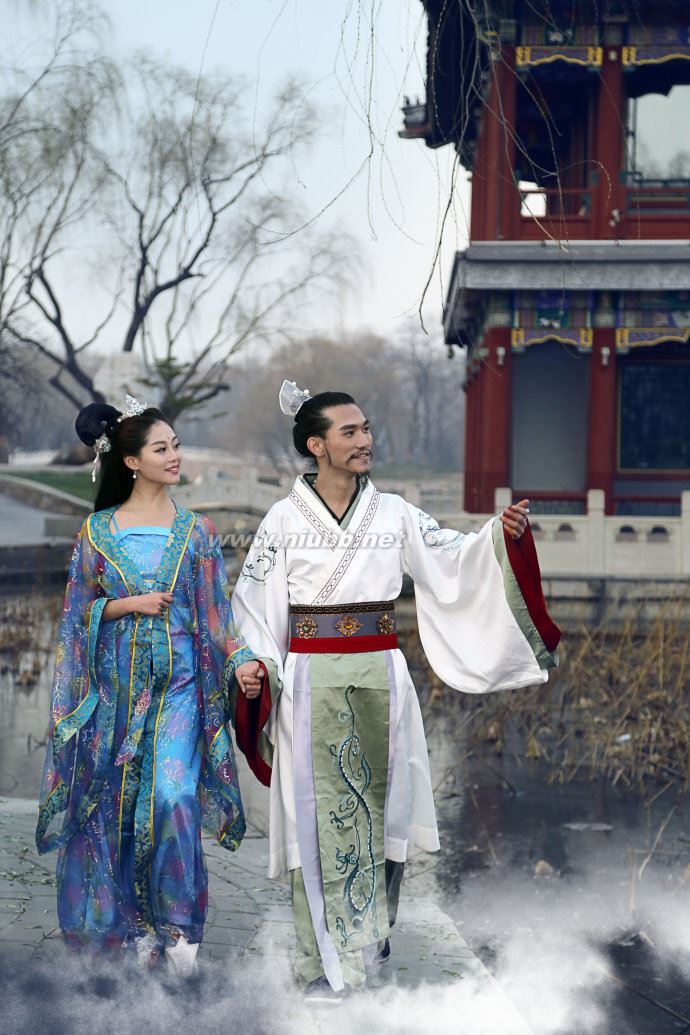 高清：鬼才田七祝緒丹《龍?zhí)秹簟肺来┰角?><br /><br />影片《龍?zhí)秹簟酚芍袊幕囆g(shù)走向世界的和平使者、龍?zhí)稌涸洪L、當(dāng)代藝術(shù)鬼才田七先生和中戲?；ㄗ＞w丹共同主演。講述的是一段穿越千年的史詩愛情故事，女主人公靈兒（祝緒丹飾）從畫中穿越千年來到現(xiàn)實(shí)生活中龍?zhí)稌簩ふ仪昵盀樗嬒竦囊晃划嫾遥ㄌ锲唢棧?，雙方之間心靈相通，靈兒伴舞，畫家作畫，兩個(gè)時(shí)空的穿越交融創(chuàng)作出一幅幅美好畫卷，畫家則在靈兒的回憶里伴隨音樂《紅顏》的旋律穿越回古代為靈兒畫像并展現(xiàn)出過去與靈兒在一起生活的點(diǎn)滴藝術(shù)人生……</p><p>(www.NIuBB.neT]主題歌曲《紅顏》（田七作詞，雨知作曲）沉迷在紅塵中的一縷青煙，去點(diǎn)燃婉約逝去的芳華容顏。陶醉在姻緣里的一線相牽，去描繪隱約忘記的滄海桑田。前世的記憶禪蘊(yùn)綿綿，今生的思念風(fēng)雨芊芊。猶抱琵琶半遮面，偷得浮生半日閑；去逃離千年生死間。前世的解脫衣帶翩翩，今生的迷茫風(fēng)塵憐憐。猶抱琵琶半遮面，偷得浮生半日閑；去追憶千年彈指間。胭脂一抹，不待紅顏；佛前困惑，不解紅顏。</p>                </p>
				<div style=
