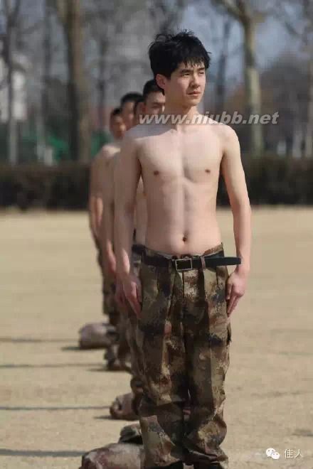 張豐毅快六十歲了，八塊腹肌秒殺90后小鮮肉！_張豐毅 同志