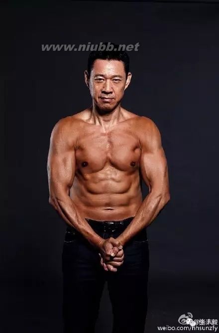 張豐毅快六十歲了，八塊腹肌秒殺90后小鮮肉！_張豐毅 同志