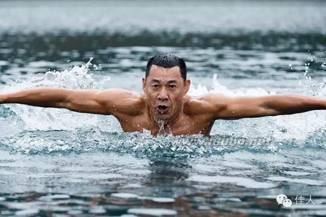 張豐毅快六十歲了，八塊腹肌秒殺90后小鮮肉！_張豐毅 同志