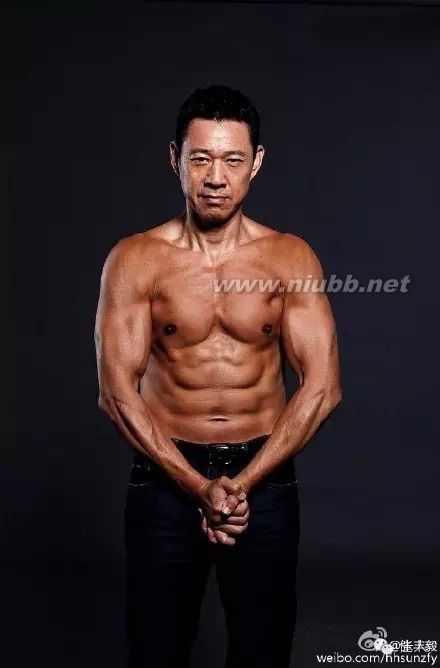 張豐毅快六十歲了，八塊腹肌秒殺90后小鮮肉！_張豐毅 同志